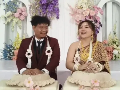 Cô dâu mang sính lễ, lái xe mui trần đến cầu hôn chú rể