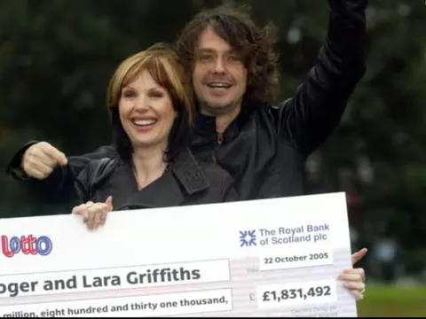 "Lời nguyền trúng số": Bi kịch của cặp đôi sau khi nhận "cơn mưa" tiền thưởng