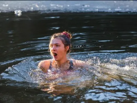 Nín thở bơi dưới lớp băng dày, cô gái xinh đẹp lập kỷ lục Guinness