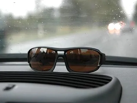 Đeo kính râm: Ghi nhớ ngay “3 nhớ 2 không” để bảo vệ mắt đúng cách