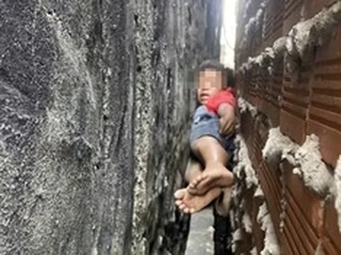 Giải cứu thành công bé trai 9 tuổi bị mắc kẹt giữa hai bức tường nhà
