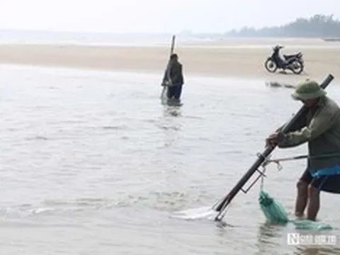 Cận cảnh nhọc nhằn nghề khom lưng trong sóng biển kiếm ngao mưu sinh