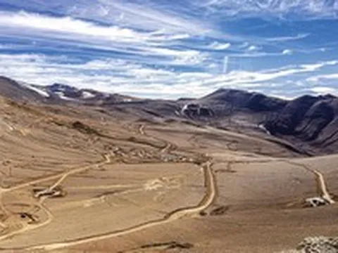 Khoan thẳng đứng xuống lòng đất, phát hiện 80 triệu ounce vàng bạc và 12 triệu tấn đồng