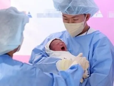 Em bé đầu tiên chào đời sau 17 năm, cả làng mở tiệc ăn mừng