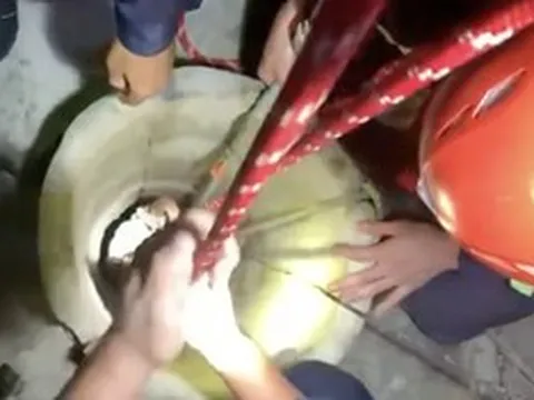 Nghe thấy tiếng động lạ, người dân phát hiện cô gái 22 tuổi rơi xuống giếng và cái kết