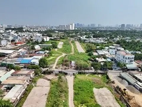 Công trường Vành đai 2 TP.HCM vắng lặng sau 3 tháng tái khởi động