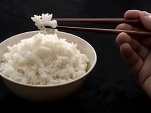 Cơm nguội đừng bỏ vào ngăn mát tủ lạnh, làm cách này hấp lại vẫn ngon như mới