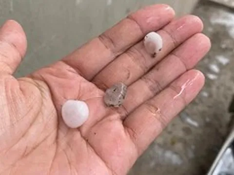 Hà Nội bất ngờ xuất hiện mưa đá, dông lốc lúc rạng sáng, cảnh báo thời tiết bất thường