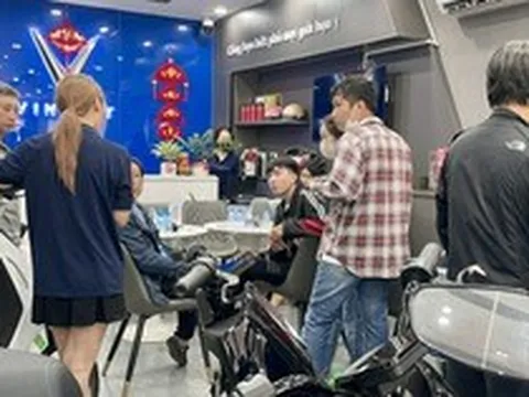 Khách TP.HCM nườm nượp mua xe điện, sẵn sàng cọc trước giữ chỗ vì đại lý hết xe