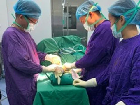 Chàng trai 19 tuổi gãy xương cánh tay phải nhập viện cấp cứu, bác sĩ chỉ ra sai lầm chí mạng