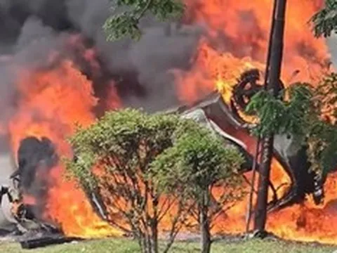 Ô tô lao nhanh như “tên bắn”, người dân kịp cứu cụ bà khỏi xe lật trước khi bốc cháy