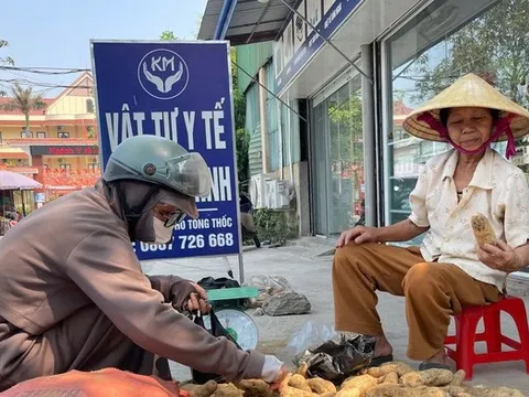 Người phụ nữ bán khoai trước cổng viện và câu chuyện khiến ai cũng nghẹn lòng