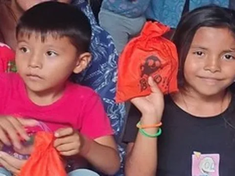 Bố mẹ ra ngoài 20 phút, 2 chị em chơi trốn tìm tử vong trong tủ đông