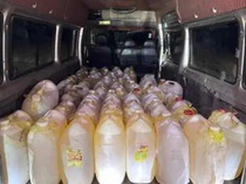 Phát hiện 50 can nhựa chứa đẩy chất lỏng trên xe VAN sát cửa khẩu giữa đêm, lời khai tài xế hé lộ điều khó ngờ