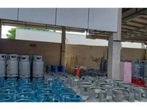 Vì sao giá xăng dầu giảm mạnh, giá gas vẫn ở mức cao?