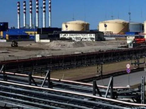 Chỉ còn dầu đủ dùng trong 50 ngày, quốc gia láng giềng Việt Nam gấp rút 'xin phép' Mỹ gia hạn mua dầu Nga