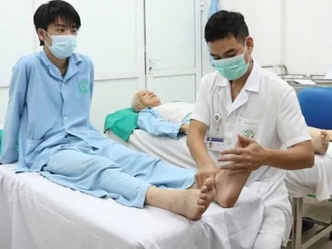 Bác sĩ cảnh báo thói quen ngồi khoanh chân khiến nam sinh bị liệt vận động