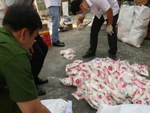 Đột kích một căn nhà, công an triệt phá đường dây sản xuất nước mắm và bột ngọt giả, tịch thu 1 tấn sản phẩm và công cụ đóng gói