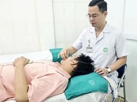 Ngâm bể sục rồi ngủ điều hòa, nam sinh liệt mặt sau một đêm