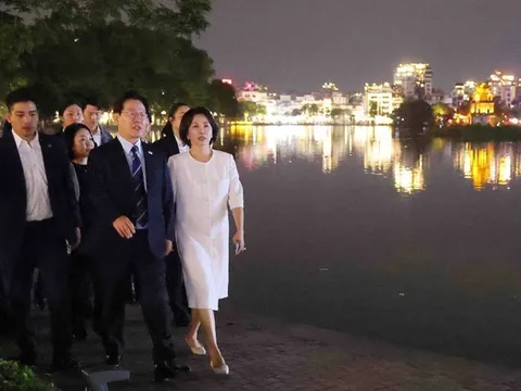 Tổng thống Hàn Quốc và Phu nhân tản bộ, ăn kem, ngắm Hà Nội về đêm