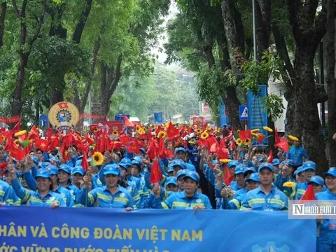 Hơn 1.000 người tham gia diễu hành kỷ niệm 140 năm Ngày Quốc tế Lao động