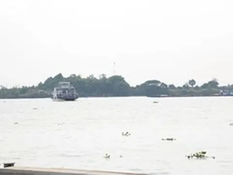 Vội bước xuống khi phà chưa cập bến, người phụ nữ bị mỏ phà cán tử vong thương tâm