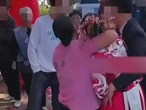 Hai người lạ xông vào đám cưới đòi tiền, cô dâu “chết lặng” và cái kết không ai ngờ