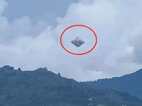 Đang thong thả đi dạo, người dân bỗng phát hiện cảnh tượng "đáng sợ" trên bầu trời