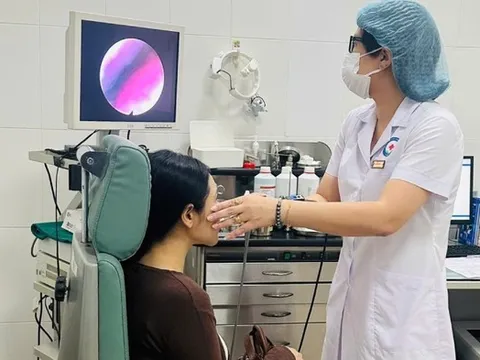 Đau họng sau khi ăn bánh mì, người phụ nữ 47 tuổi sốc nặng khi bác sĩ lấy ra thứ "đáng sợ"