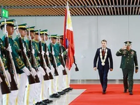 Thủ tướng đến Philippines, bắt đầu chương trình tham dự Hội nghị Cấp cao ASEAN