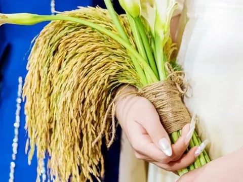 Bó hoa cưới độc lạ của cô dâu miền Tây gây sốt cõi mạng