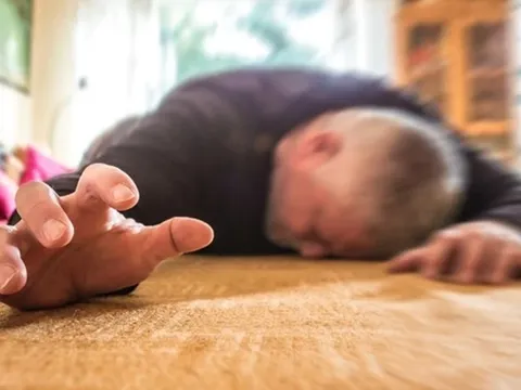 Người đàn ông 53 tuổi tử vong khi ngủ, bác sĩ chỉ ra sai lầm "chết người" nhiều người mắc
