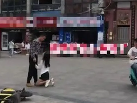 Đôi nam nữ có hành động “kỳ quặc” giữa phố, dân mạng bàn tán xôn xao