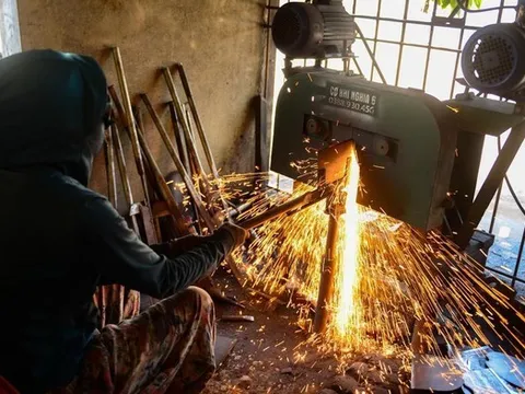 Mưu sinh trong lò rèn 1.000 độ  giữa đỉnh điểm nắng nóng