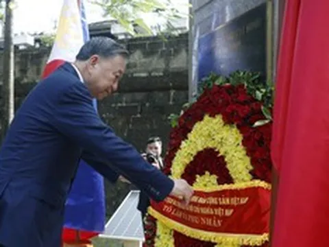 Tổng Bí thư, Chủ tịch nước Tô Lâm dâng hoa tưởng niệm Chủ tịch Hồ Chí Minh tại Philippines
