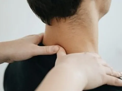 Chàng trai 27 tuổi suýt liệt nửa người khi đi tẩm quất chữa đau vai gáy