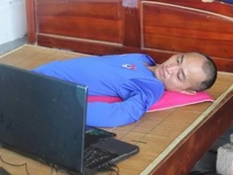 “Nghị lực thép” của người đàn ông nằm bất động chỉ cử động được 3 ngón tay