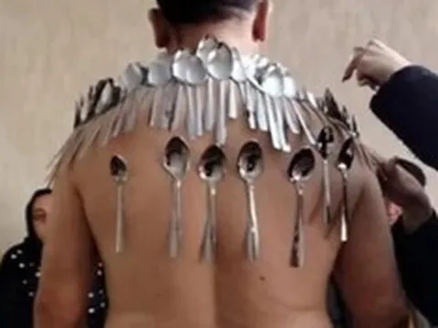 Kỳ lạ người đàn ông có cơ thể "hút đồ vật" 96 chiếc thìa bám chặt không rơi một chiếc