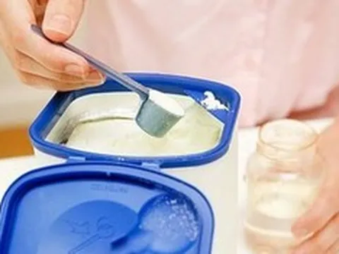 Bé trai 3 tháng tuổi nhập viện cấp cứu vì cha mẹ pha sữa bằng loại nước này