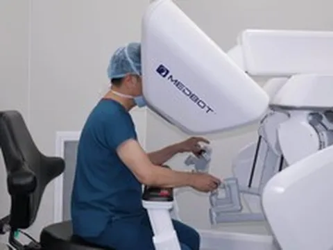 Cột mốc mới của y học Việt Nam: Lần đầu tiên bác sĩ phẫu thuật từ xa cho bệnh nhân cách hàng nghìn cây số