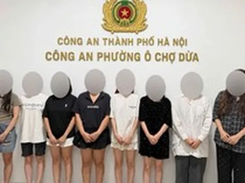 Công an ập vào căn nhà trên phố Hà Nội, bắt quả tang 8 thiếu nữ