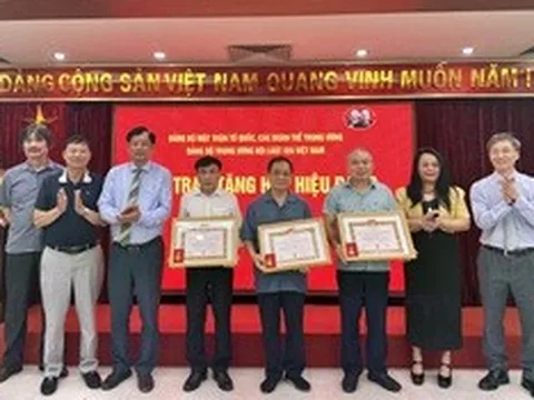 Đảng bộ Trung ương Hội Luật gia Việt Nam trao tặng Huy hiệu Đảng cho các đảng viên