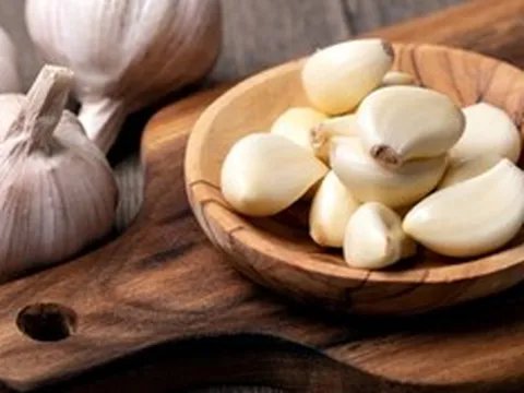 Ăn tỏi sống mỗi ngày để "đánh bay nỗi lo ung thư", 6 tháng sau người đàn ông 58 tuổi nhận kết quả bất ngờ