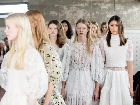 Làn gió của thời trang Bắc Âu Cecilie Bahnsen: Khi sự nữ tính kết hợp với ngôn ngữ thiết kế độc đáo