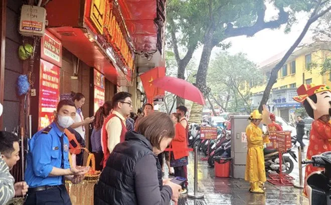 Không xếp hàng ngày vía Thần Tài, nhiều người chọn mua vàng theo cách này