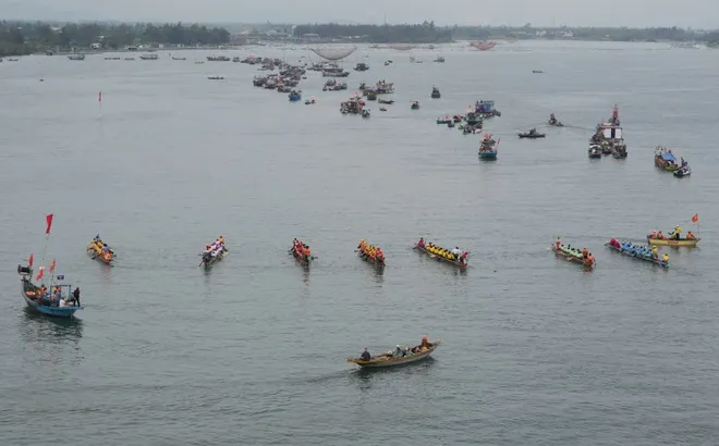 Sông Thu Bồn hóa “sân khấu” ngày đầu năm, người già trẻ nhỏ cùng hòa nhịp hội xuân