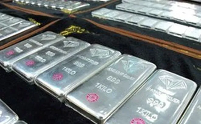 Giá bạc thỏi đồng loạt giảm hơn 3 triệu đồng/kg