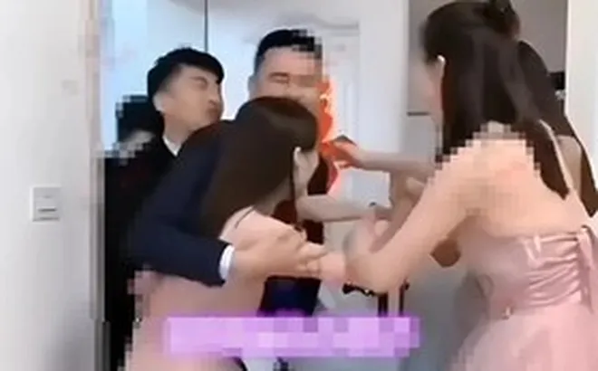 Chú rể ôm nhầm "gái lạ", cô dâu có phản ứng gây xôn xao