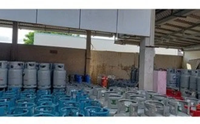 Vì sao giá xăng dầu giảm mạnh, giá gas vẫn ở mức cao?