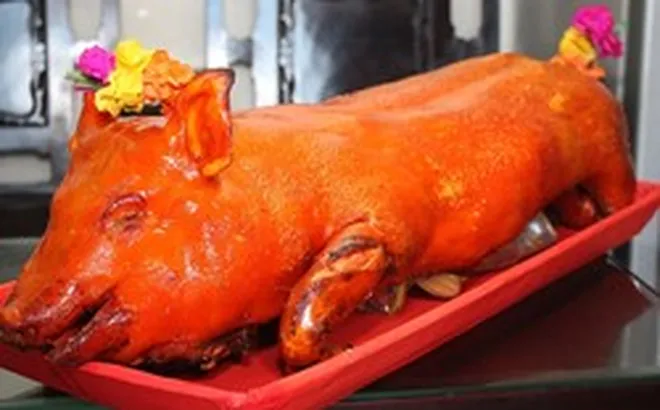 Heo quay nguyên con lên mâm cúng rằm tháng 7, giá gần 7 triệu đồng/mâm